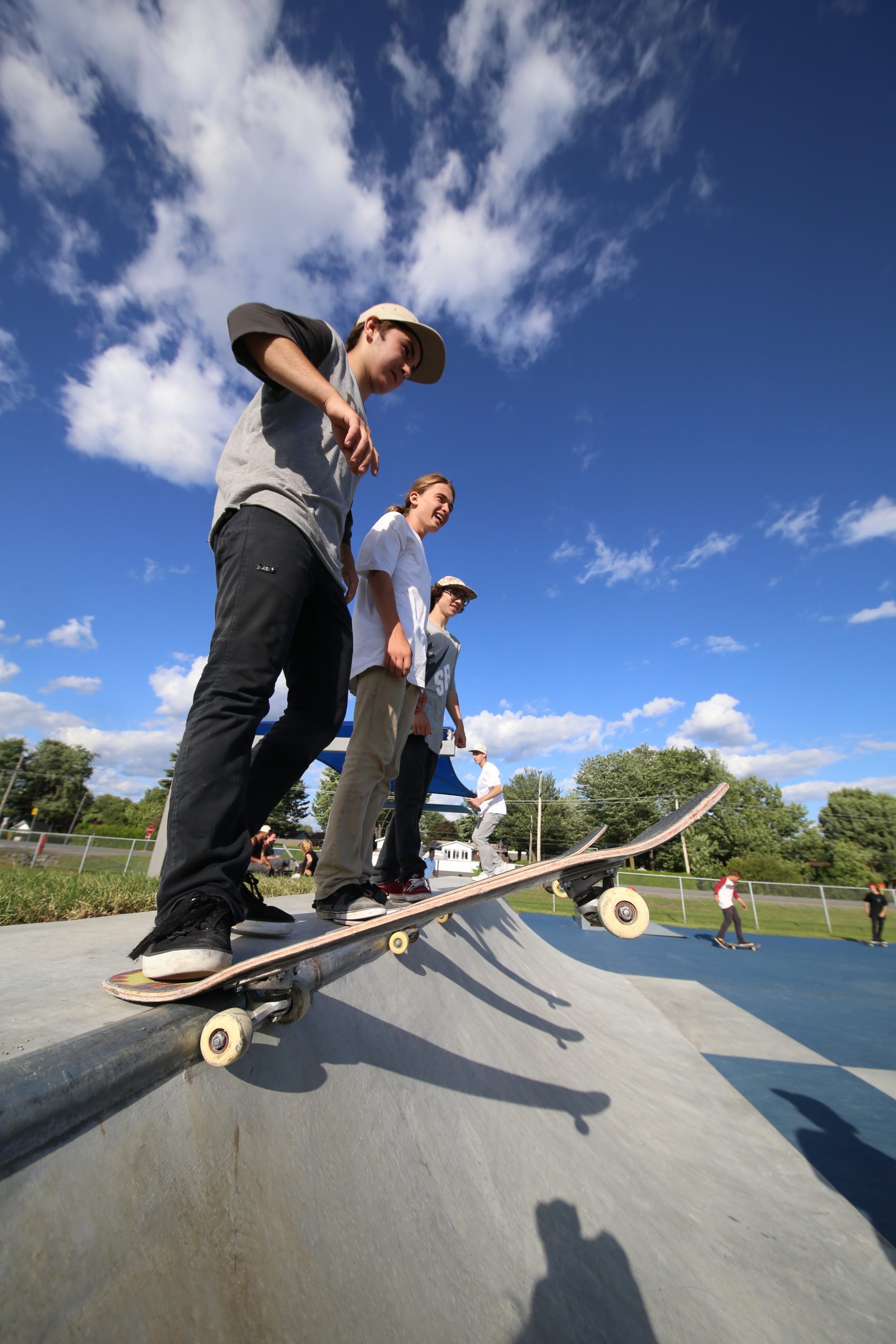 Vieille planche à roulettes utilisée au skate park | Photo Premium